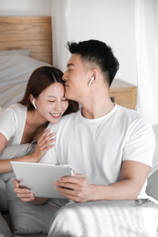 一对情侣正在卧室玩乐