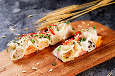 放在木砧板上切开的水饺