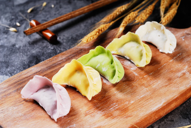 五彩颜色蔬菜汁皮做的饺子