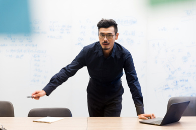 会议室里开会思考的商务男性