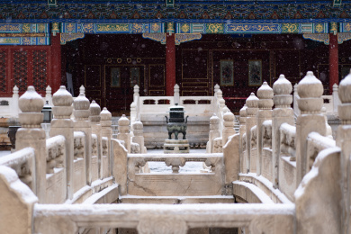 中国北京故宫雪后的汉白玉拱桥与香炉