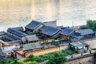 中国山西省临县碛口古镇黄河岸边的古建筑