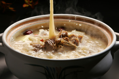 白色汤锅里冒着热气的羊肉汤锅