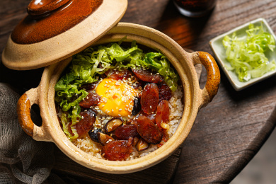 木桌上的广东煲仔饭