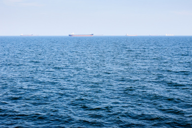 夏天秦皇岛海域蓝色的海水