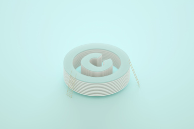 浅绿色背景上的三维渲染知识产权标志文字上靠着金色的梯子