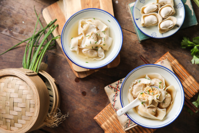 俯拍中式面食三碗馄饨美食