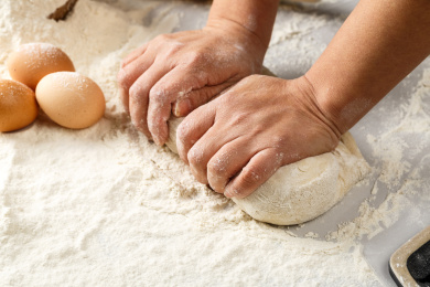 面食制作案板上一双正在揉面的手