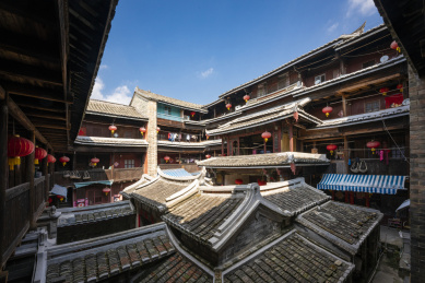 挂有灯笼的多层方形土楼内景，中国福建永定