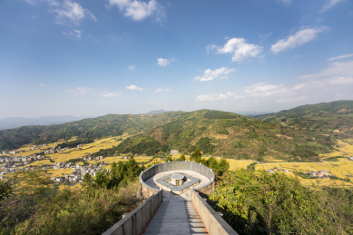 山谷中成片的稻田及山腰上的观景台，中国福建永定