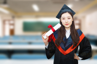 教室内毕业生穿着毕业服拿着毕业证书教育概念