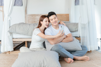 情侣在家中地上打闹自拍