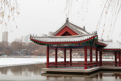  冬天西宁市人民公园下雪后古代建筑的雪景