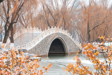 冬天下雪后西宁市人民里的拱形小桥雪景