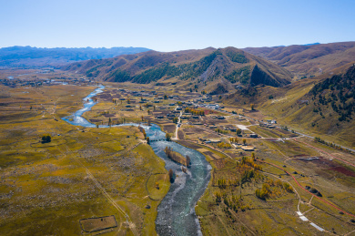 四川甘孜稻城县平原山谷秋季风光