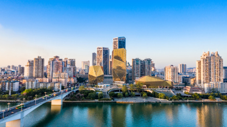 航拍夕阳下的广西柳州市城市建筑景观 