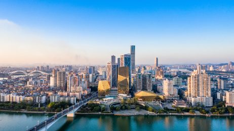 航拍夕阳下的广西柳州市城市建筑景观 