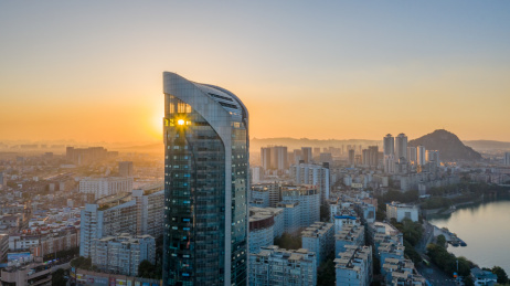 航拍夕阳下的广西柳州市城市建筑景观 