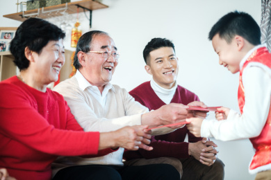 过春节爷爷奶奶给孙子包红包