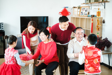 爷爷奶奶给孙子孙女送礼物包红包