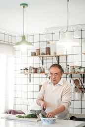 老爷爷在厨房剁馅准备包饺子