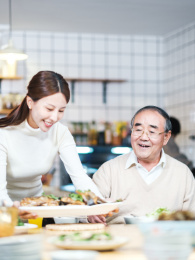 年夜饭女儿给爸爸做了一条鱼