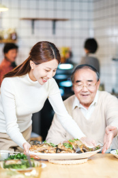 年夜饭女儿给爸爸做了一条鱼