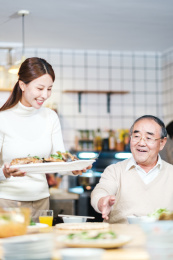 年夜饭女儿给爸爸做了一条鱼