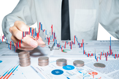 金融人士拿着硬币金币投资理财图表报表报炒股股票概念