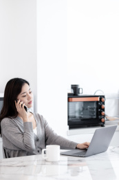 一个年轻的女人在家里工作