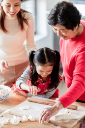 奶奶和妈妈教小女孩包饺子