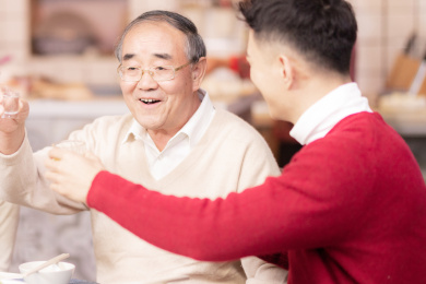 过年一家人在吃团圆饭