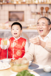 过年一家人在吃团圆饭