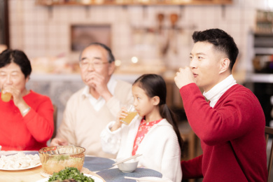 过年一家人在吃团圆饭
