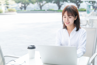 女白领在室外咖啡馆使用电脑