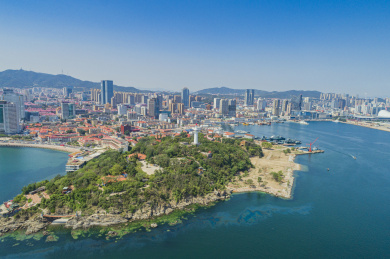 航拍山东烟台灯塔山景区