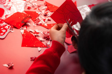 手工剪纸剪窗花的中国女孩