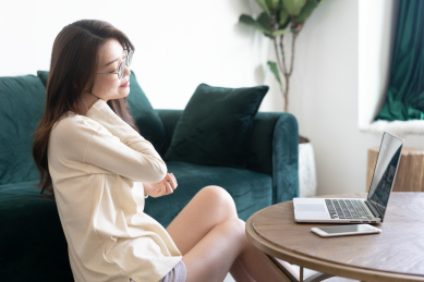 一名年轻女性在家里的客厅办公