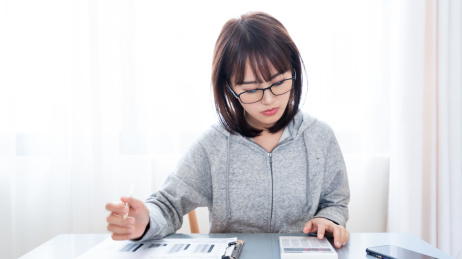 一名年轻的亚洲女子坐在客厅办公