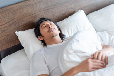 年轻男人在床上睡觉