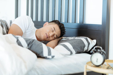 正在睡觉的年轻人