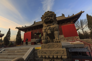 中国山西朔州崇福寺大雄宝殿前之石狮子 