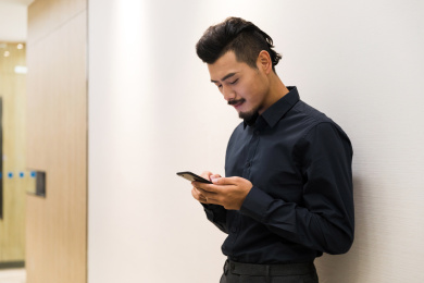 一位商务男性在过道看手机