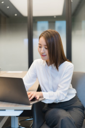 坐在电脑前工作的职业女性