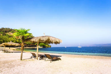 阳光下的中国云南省玉溪市澄江县抚仙湖畔沙滩风光