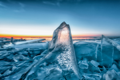 俄罗斯贝加尔湖的蓝冰世界