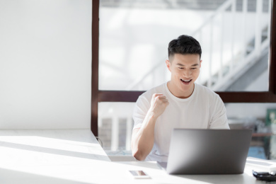 在餐厅使用电脑的年轻人