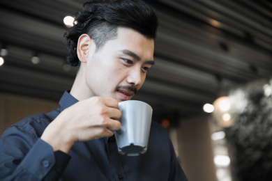 一名商务男士在咖啡厅喝咖啡