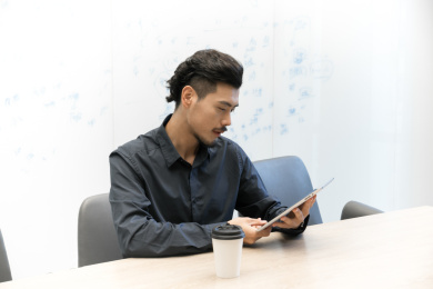 一名商务人士在办公室使用平板电脑