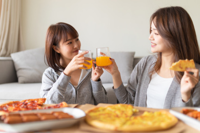 闺蜜朋友聚餐分享快乐